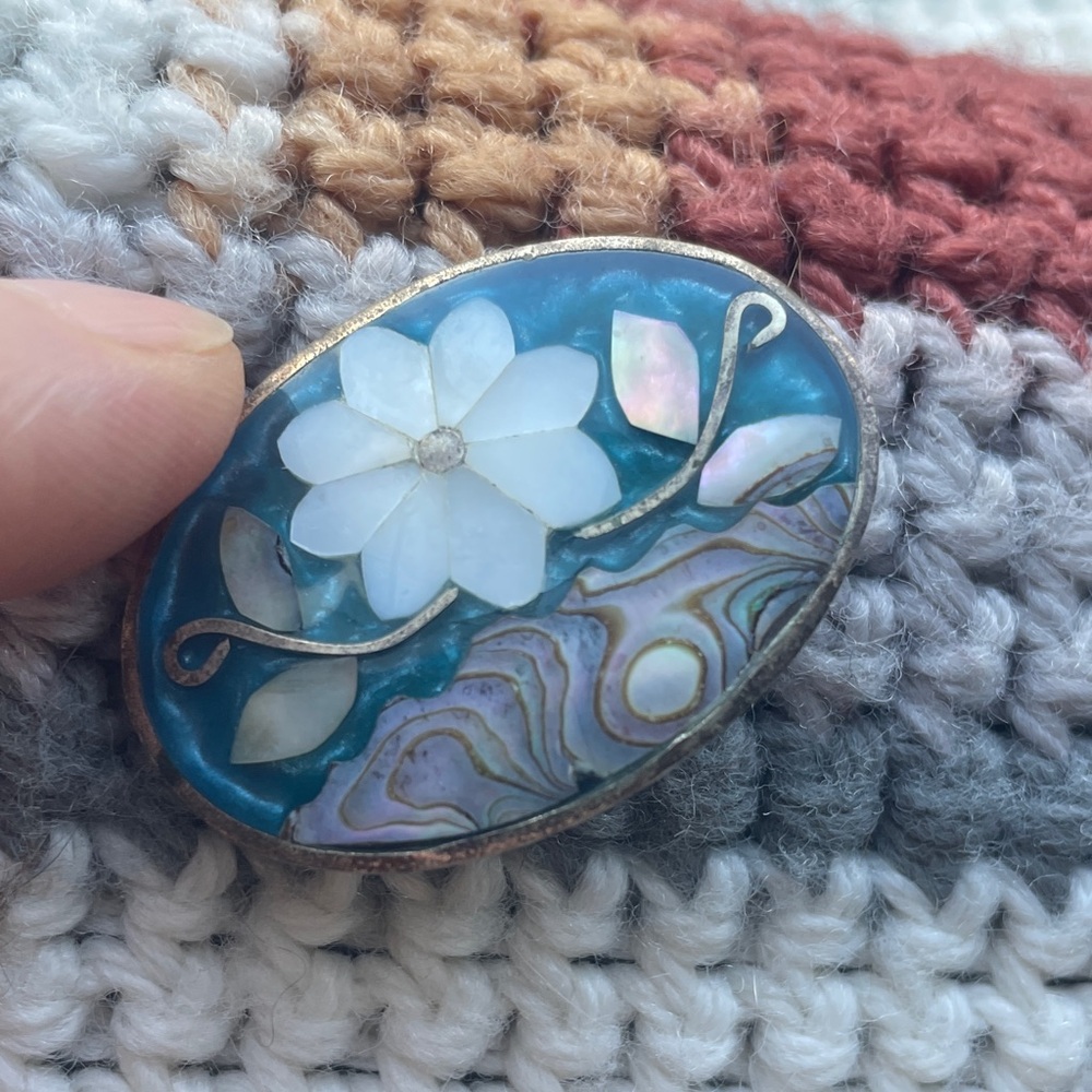 Oval Mother-of-Pearl Flower Brooch/Pendant - Picture 4 of 7